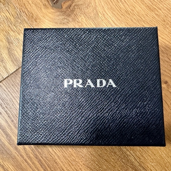 Authentic Prada saffiano wallet - Picture 9 of 9